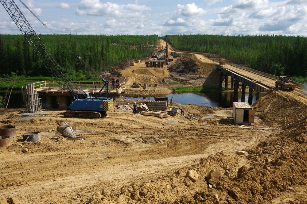 Строительство мостового перехода через р. Нюя